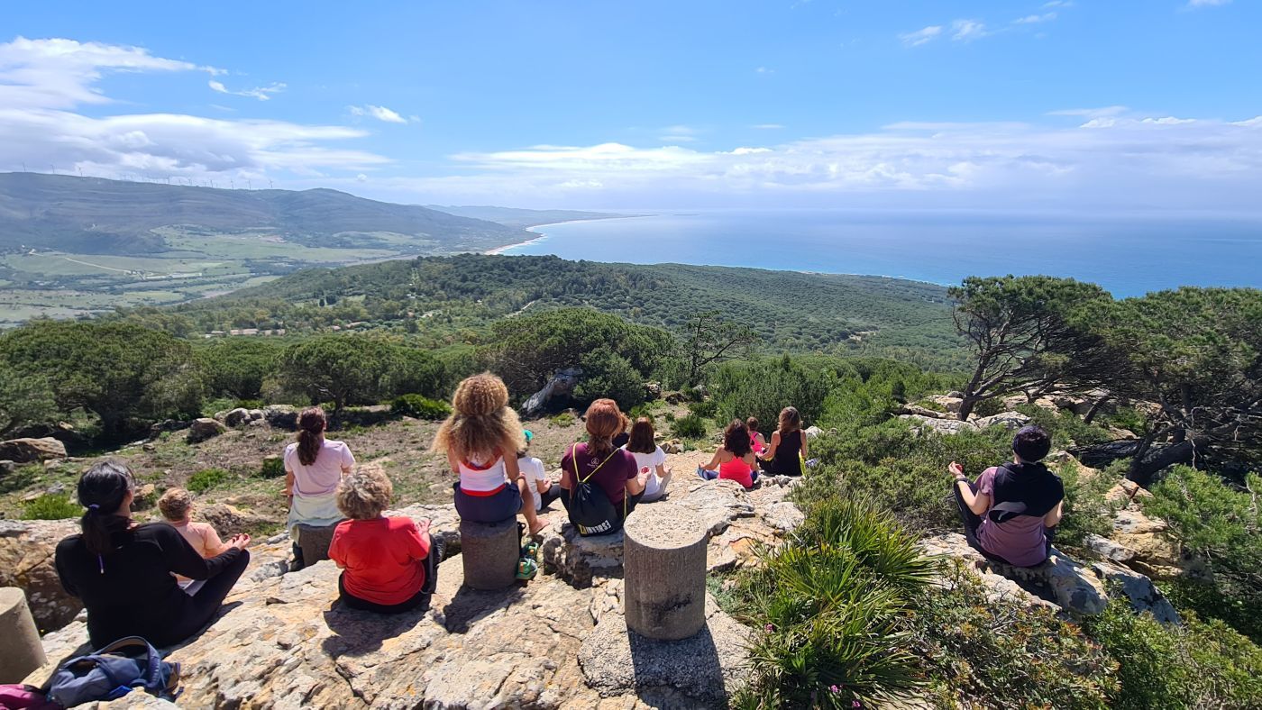 retiro yoga y senderismo en playa de bolonia tarifa parque natural del estrecho