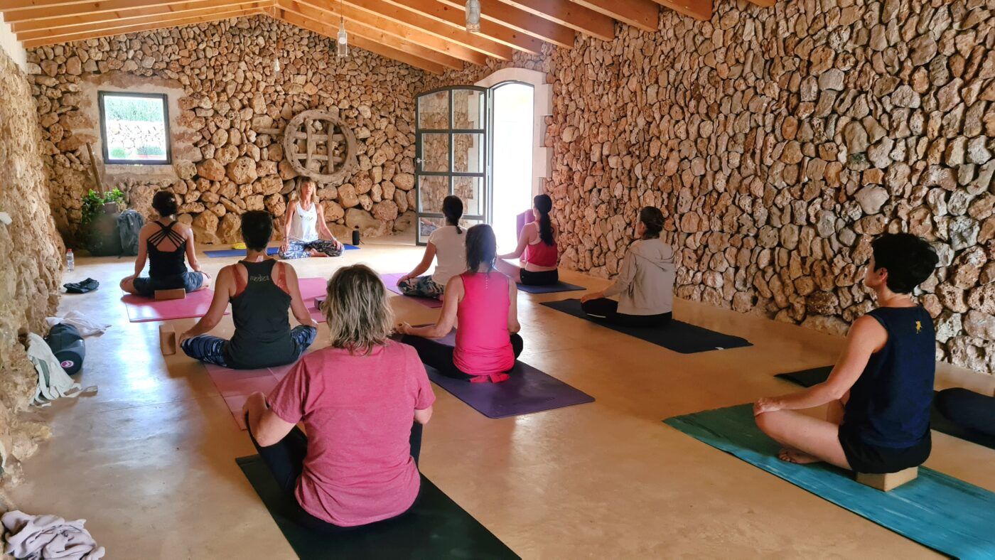 practica de yoga retiro menorca