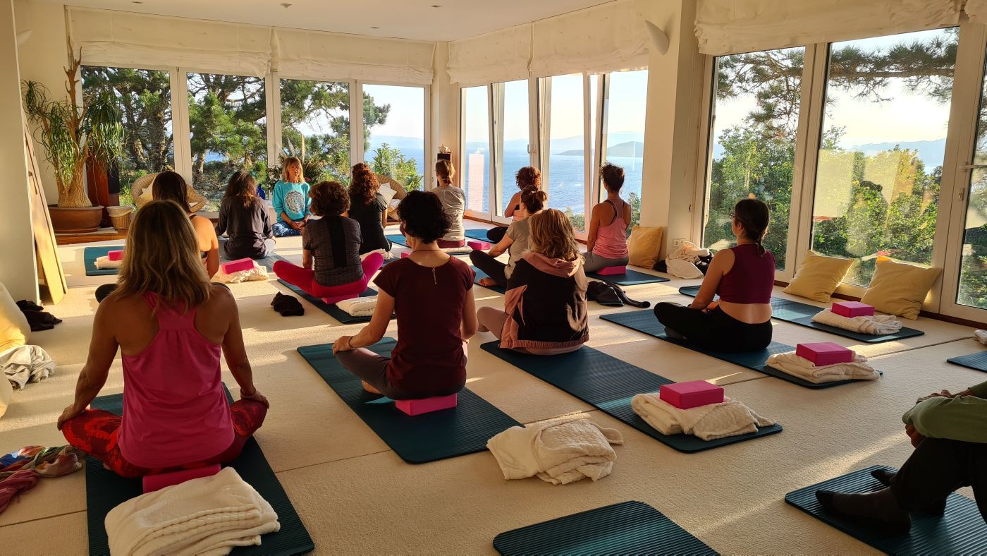 yoga durante el retiro en costa da vela